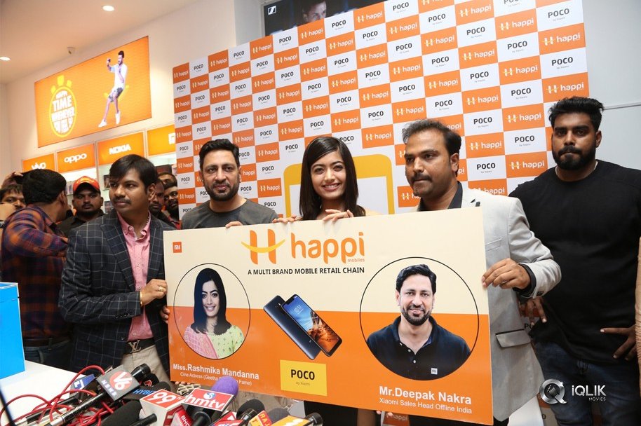 Rashmika-Mandanna-Launches-Happi-Mobiles-at-Banjara-Hills